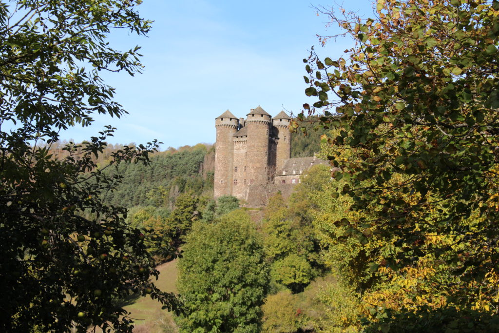 Vue sur le château d'Anjony depuis le chemin du moulin - Hôtel de Charme Auvergne Spa - Borie d'Hélipse